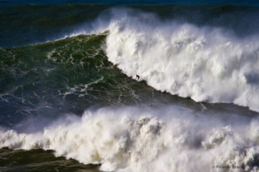 foto retirada de http://surfportugal.sapo.pt/noticias-surf-portugal/2098-garrett-mcnamara-foi-a-procura-de-mais-na-nazare